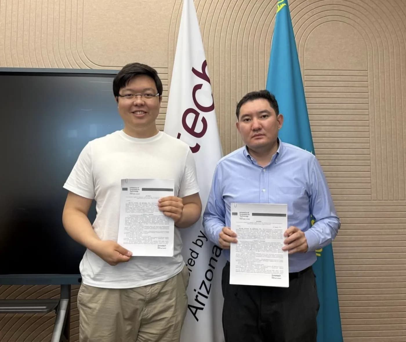 Елнар Салпеков, сооснователь проекта, подписывает договор с Innotech